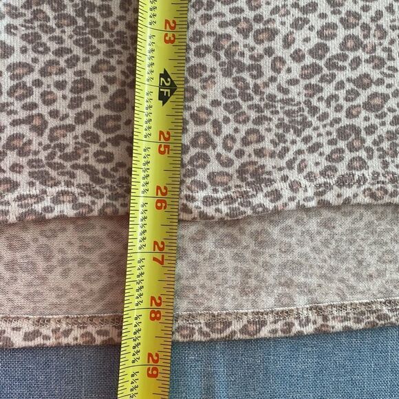 American Eagle Outfitters cheetah print relaxed fit soft V-neck top size S - Picture 8 of 8